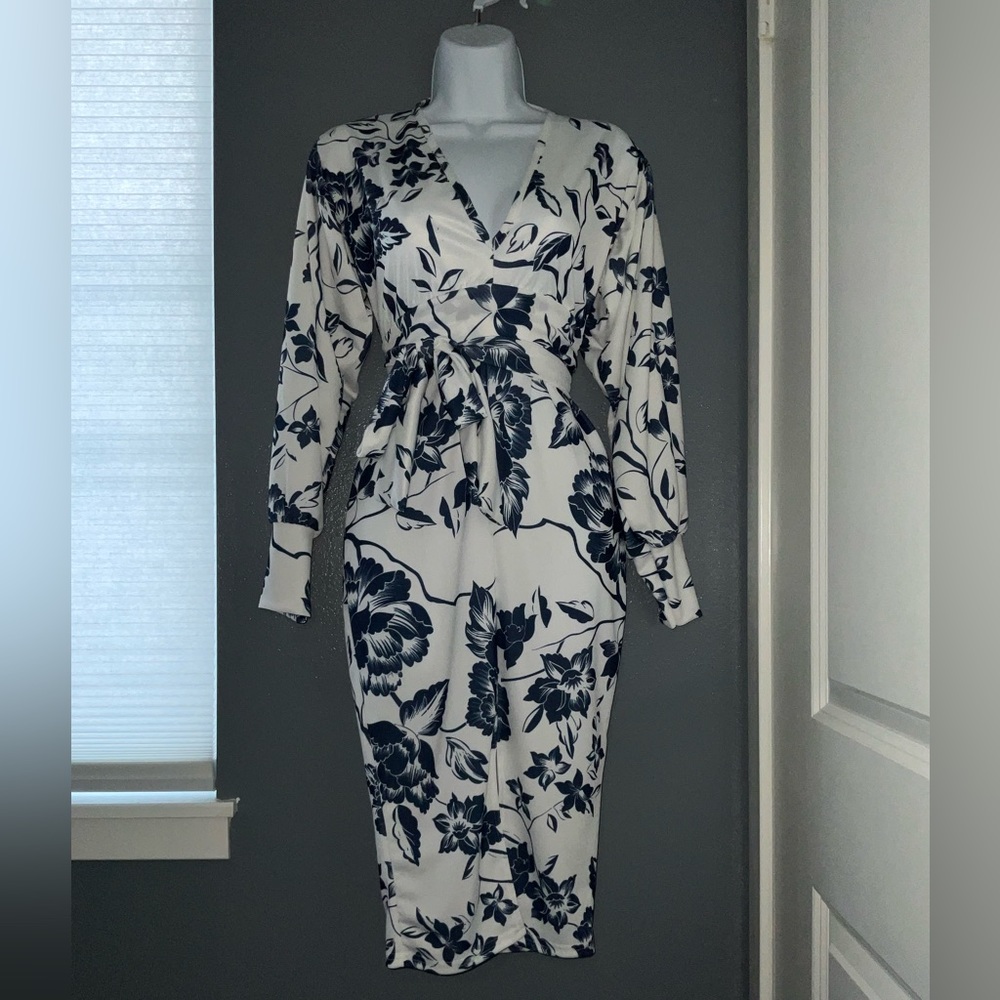 BOO-HOO: Floral print plunge tie waist midi dress